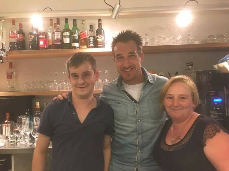 Foto van de uitbaters met Andy Peelman